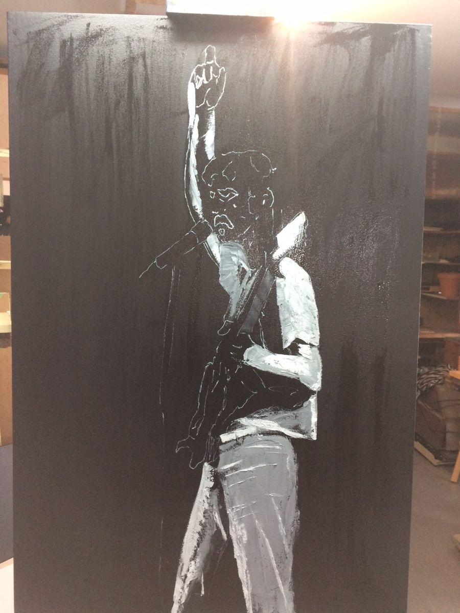 Zappa, première étape : silhouette en blanc sur fond noir, bras levé