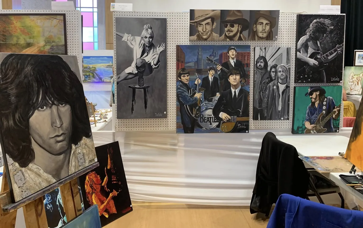 Kiosque de symposium rempli de portraits de musiciens accrochés sur des panneaux