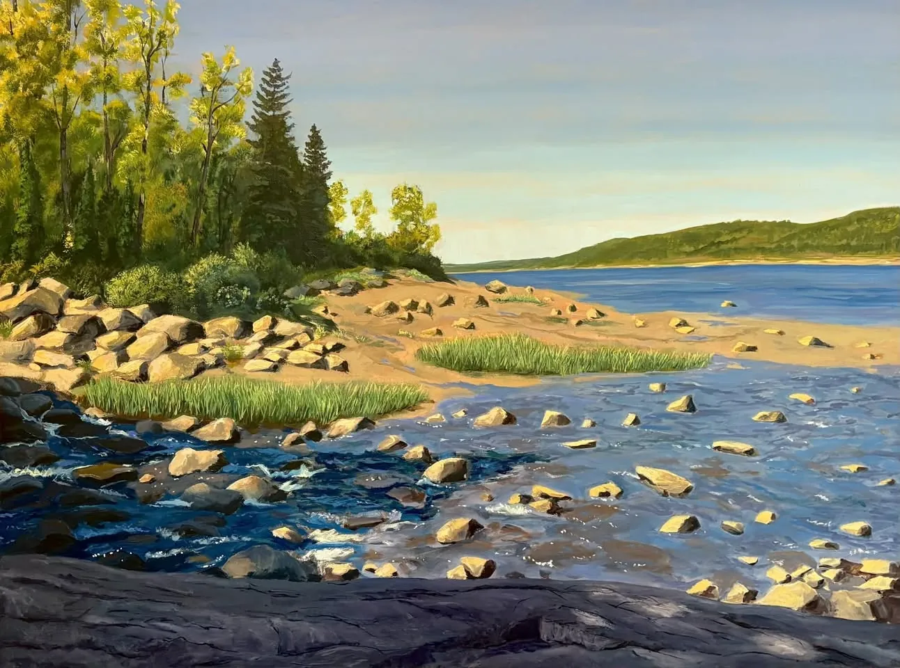 Paysage de rive aux rochers dorés, lac bleu et forêt au loin