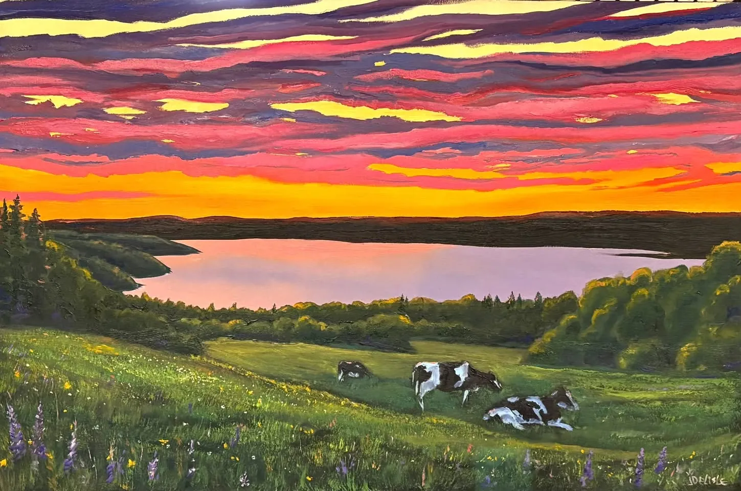 Coucher de soleil rouge et orangé sur un lac, vaches au pâturage