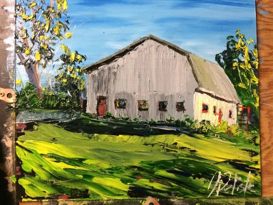 Petite huile d'une vieille grange grise dans l'herbe verte, ferme Redam