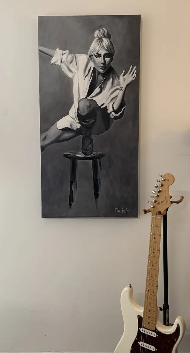 Gaga and Peace, toile de 20 x 40 po en noir et blanc, accrochée à côté d'une Stratocaster de la même hauteur