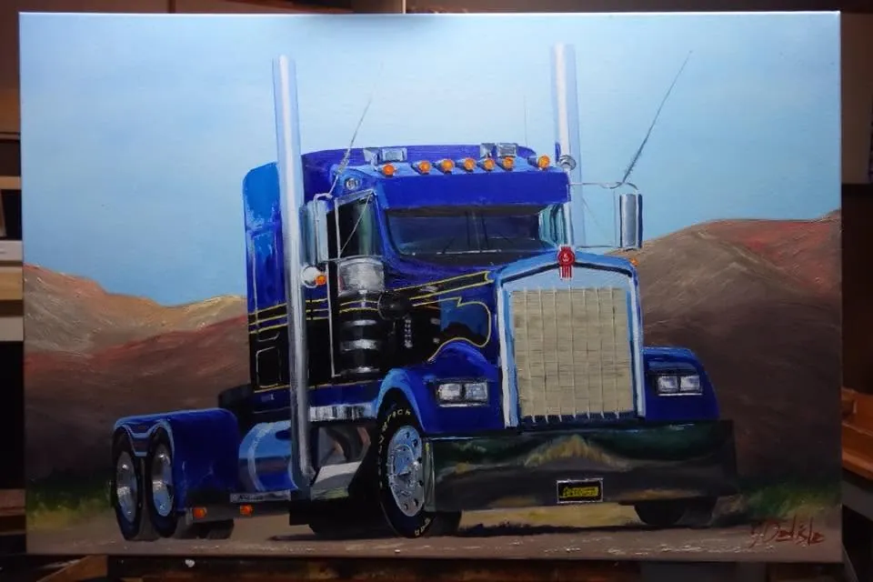 Kenworth W900 bleu peint à l'huile, camion vu de face sur fond de montagnes