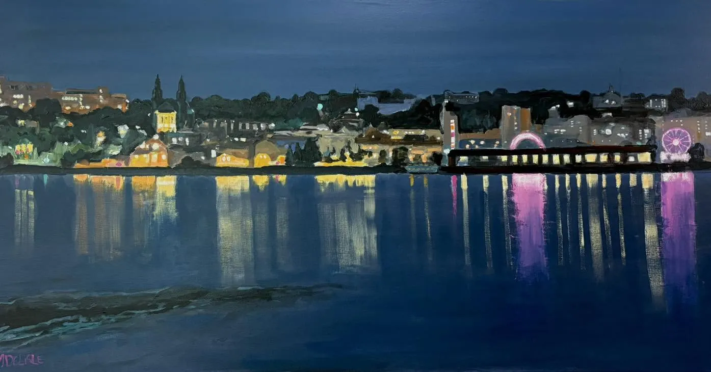 Le centre-ville, la nuit, acrylique de 24 x 48 po : les lumières d'une ville au bord de l'eau, la nuit