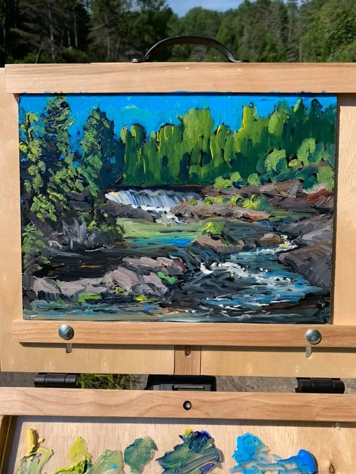 Petite toile de la rivière du Moulin sur le chevalet de plein air, au bord des rapides