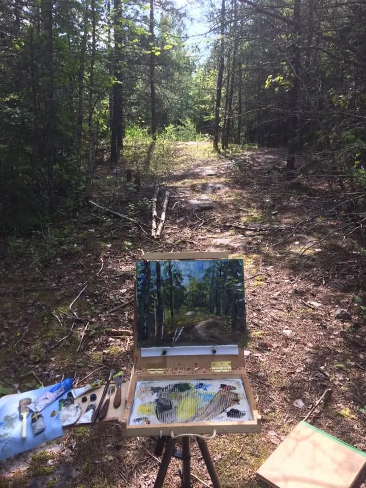 Chevalet de plein air dans un sentier en forêt, petite toile de sous-bois en cours