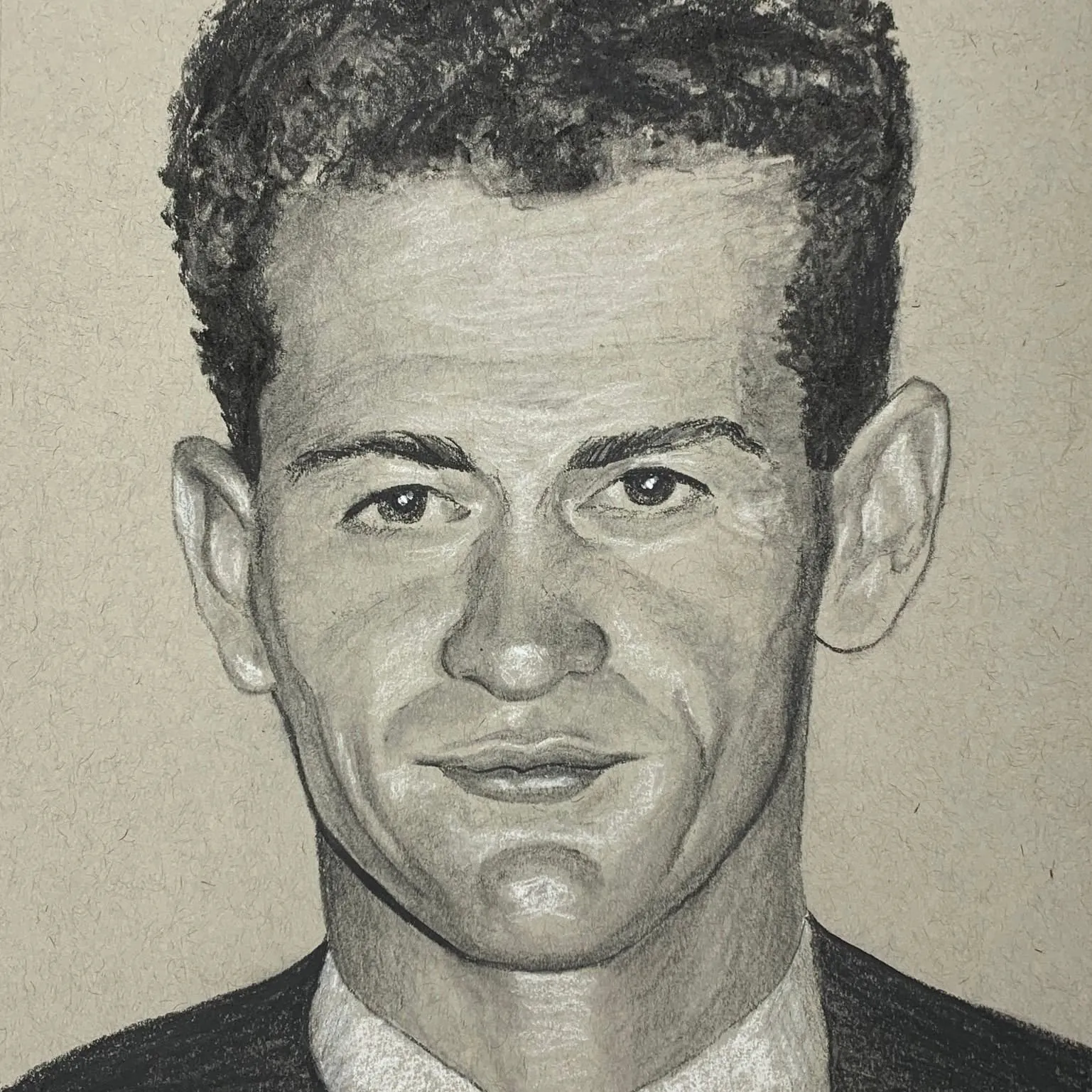 Portrait au fusain d'un jeune homme de 25 ans aux cheveux courts, en noir et blanc
