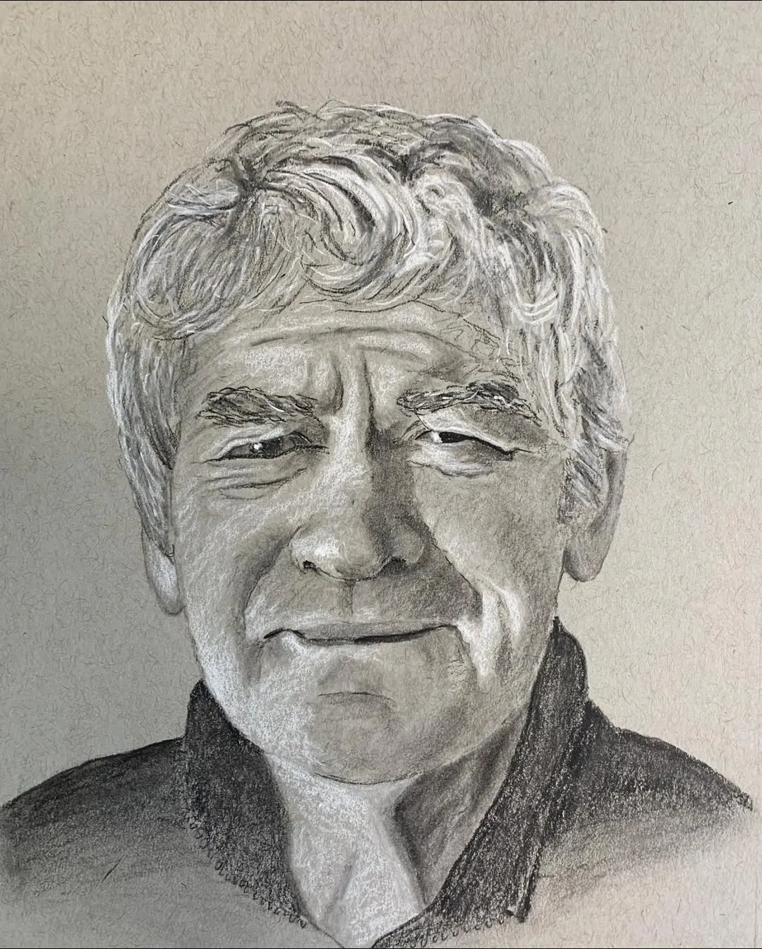 Portrait au fusain et pastel blanc d'un homme âgé souriant, cheveux blancs, sur papier gris