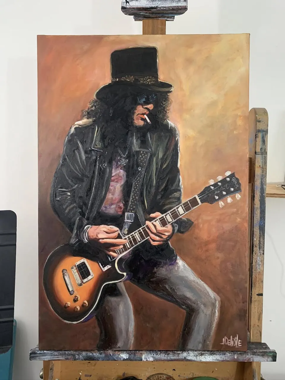 Portrait de Slash au chapeau haut-de-forme et à la Les Paul, sur un chevalet