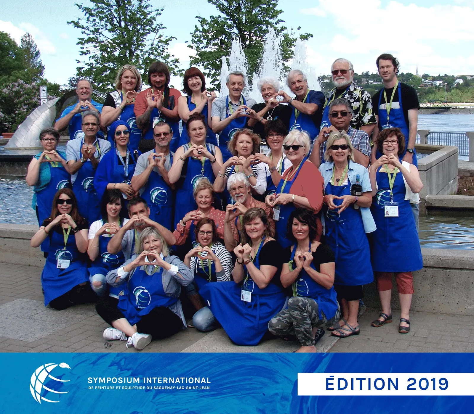 Photo de groupe des artistes du Symposium international du Saguenay 2019, en t-shirts bleus