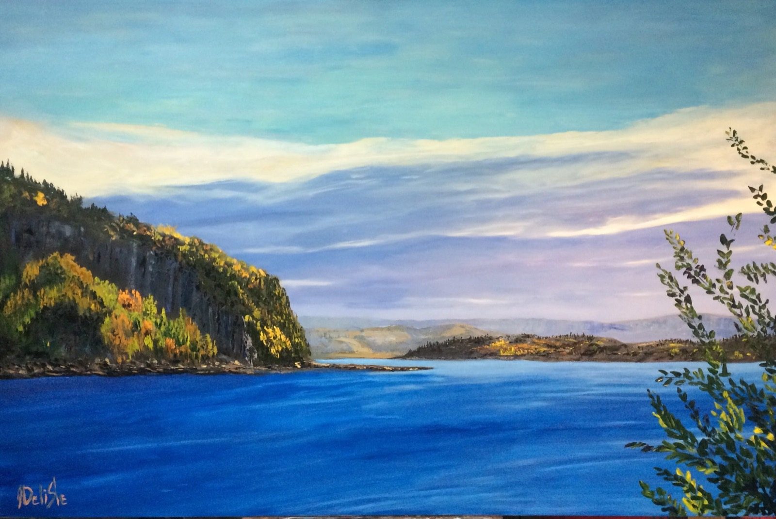 Le Fjord, huile de Jean Delisle : le fjord du Saguenay en automne, eau bleu profond entre des caps boisés orangés, ciel pâle