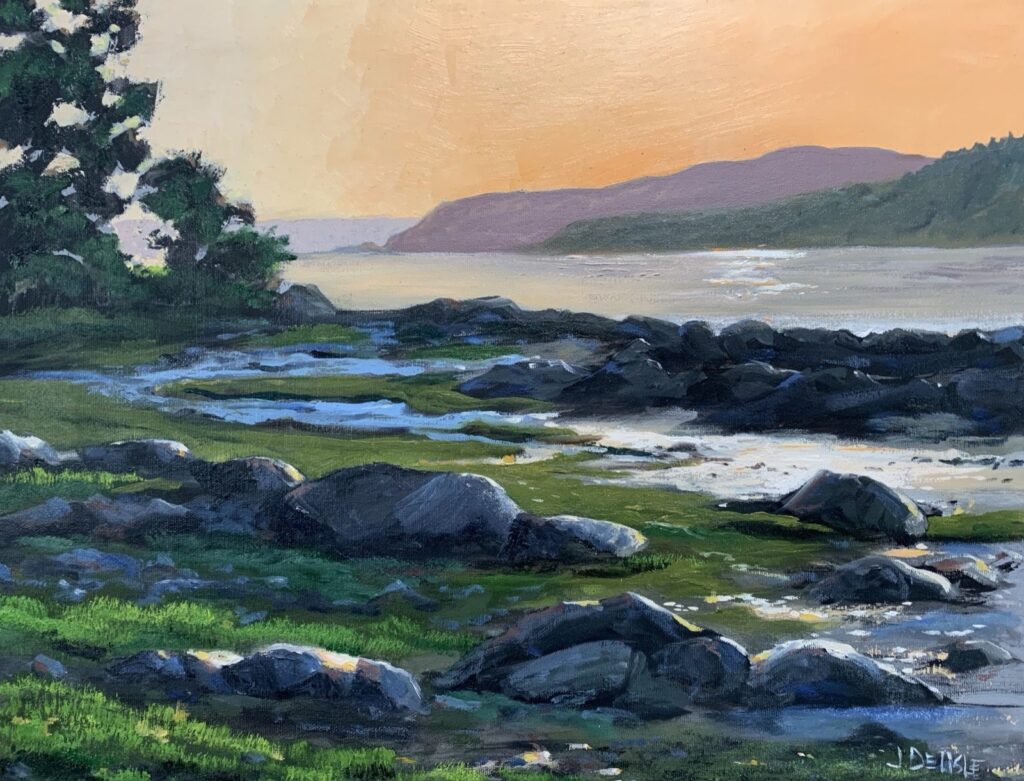 Rive du Fjord, huile de Jean Delisle : rive rocheuse du fjord du Saguenay à marée basse, lumière dorée du soir sur l’eau