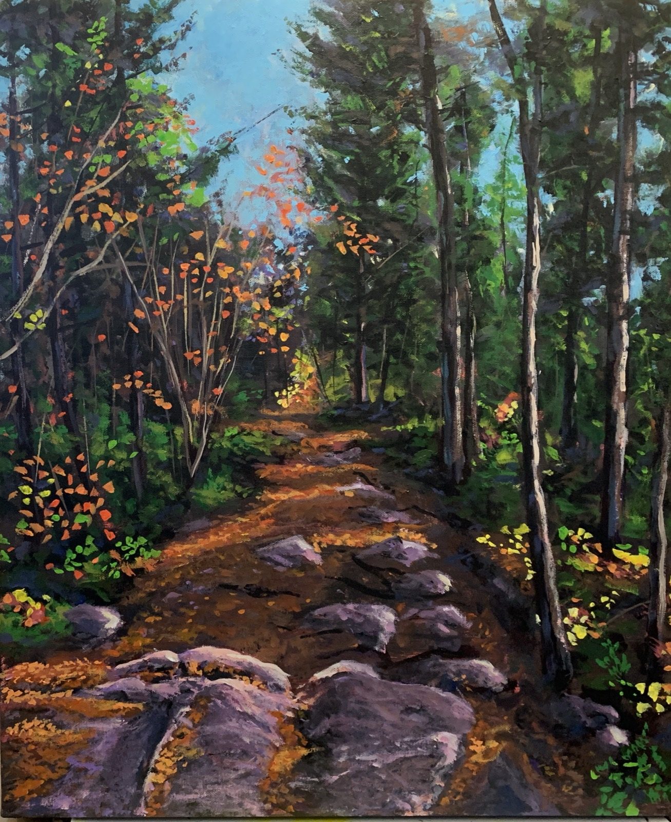 Sentier de roche, huile de Jean Delisle : sentier de roches en forêt, troncs droits et feuillage d'automne orangé